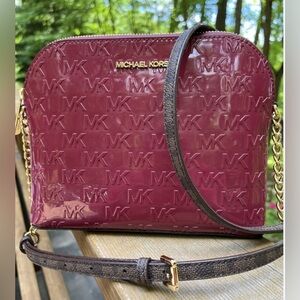 MICHAEL KORS CINDY DOME  PATENT LEATHER W/ LOGO.